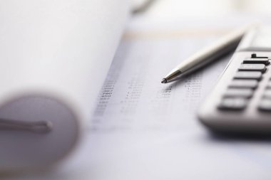 Açıklama üzerine uzanan muhasebe araçlarının yakın plan görüntüsü