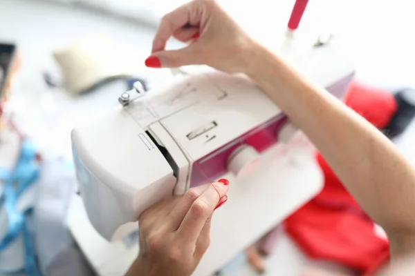 Vista superior da linha vermelha na máquina de costura branca. Dispositivo profissional para costurar roupas — Fotografia de Stock