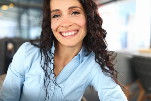 Chica encantadora en una blusa sonríe ampliamente primer plano — Foto de Stock