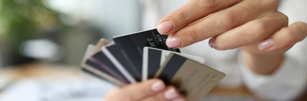 Fan plastikowych kart kredytowych jest w ręce kobiet. — Zdjęcie stockowe
