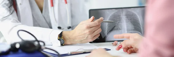 El médico le muestra al paciente una radiografía de los pulmones — Foto de Stock