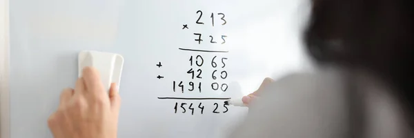 Mujer en pizarra blanca añade números de matemáticas — Foto de Stock