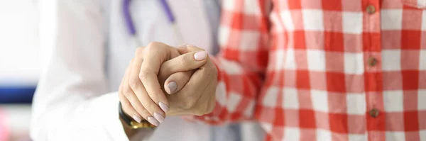 Médico apoyando al paciente a mano y ayudando a ir a la clínica —  Fotos de Stock