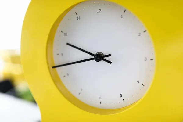 Belle horloge jaune se tient la table close-up — Photo