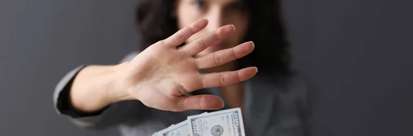 Επιχειρηματίας με το χέρι αρνείται να προσφέρει χρήματα closeup — Φωτογραφία Αρχείου