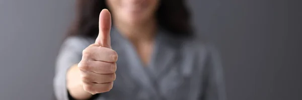 Mujer de negocios moderna mostrando el pulgar hacia arriba en primer plano de la oficina — Foto de Stock