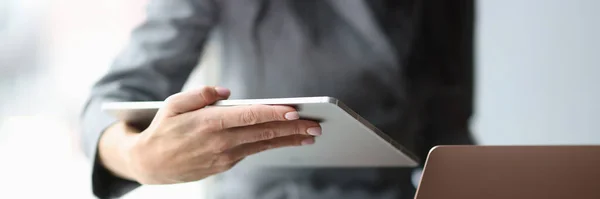 Obchodní žena drží digitální tablet a notebook v rukou v kanceláři detailní záběr — Stock fotografie