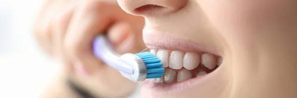 Woman brushing her teeth with brush in bathroom closeup — Stock Photo, Image