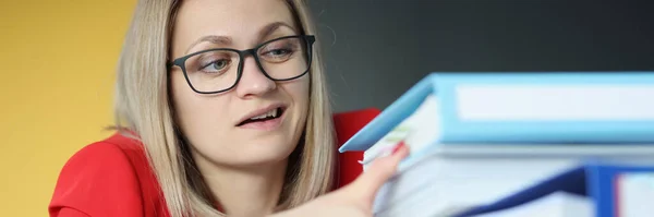 Podnikatelka s brýlemi drží velkou hromadu složek s dokumenty v kanceláři — Stock fotografie