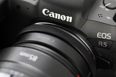 Yepyeni aynasız dijital kamera Canon R5 yakın plan