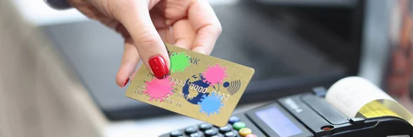 Жінки передають банківську картку з коронавірусом біля касового апарату крупним планом — стокове фото