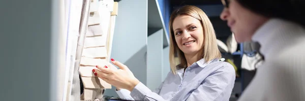 Frau mit digitalem Tablet wählt Stoff in Werkstatt mit Berater aus — Stockfoto