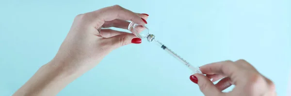 Kobiety przyjmują lek ze strzykawką z bliska od butelki — Zdjęcie stockowe