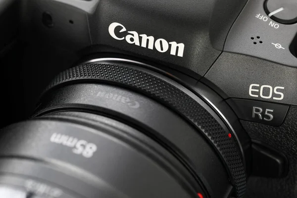 Helt ny spegelfri digitalkamera Canon r5 närbild — Stockfoto