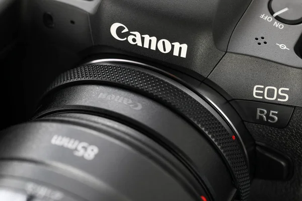 Yepyeni aynasız dijital kamera Canon R5 yakın plan