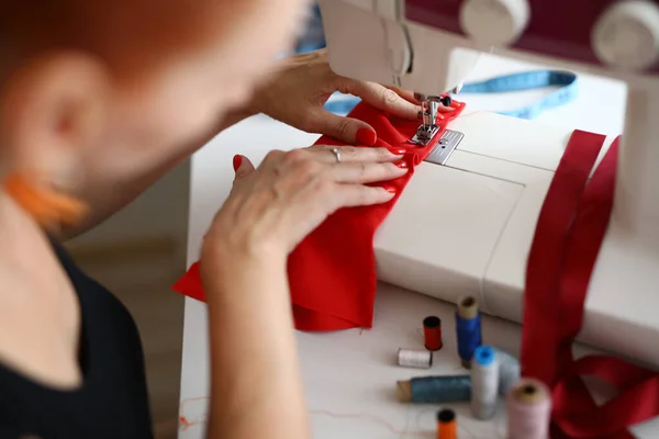 Primer plano del sastre femenino profesional utilizando la máquina de coser —  Fotos de Stock