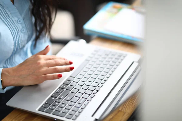 Close-up van moderne grijze laptop staand op houten bureaublad — Stockfoto