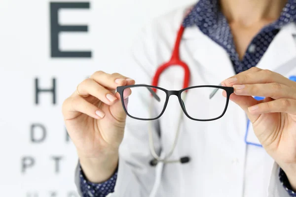 Detailní záběr osoby držící černé stylové brýle s dokonalým rámem — Stock fotografie