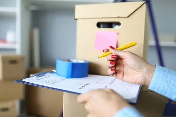 Woman signs documents for the delivery of parcels — Stock Photo, Image