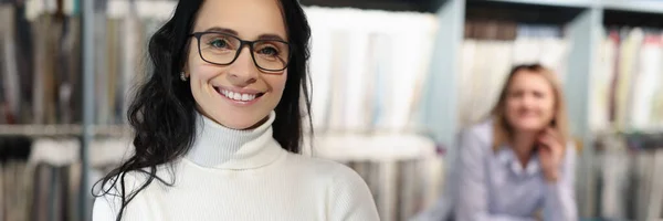 Consulente sorridente con occhiali al salone di tessuto — Foto Stock
