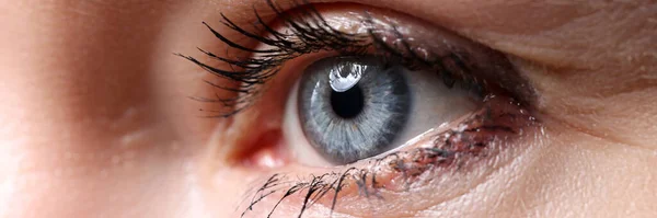 Bellissimo occhio femminile blu guardando da qualche parte in lontananza — Foto Stock