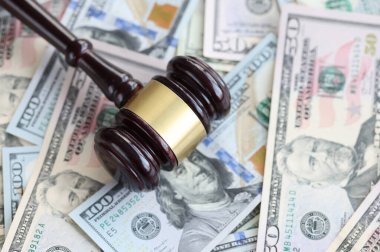 Masada Amerikan banknotları ve ahşap tokmak var..