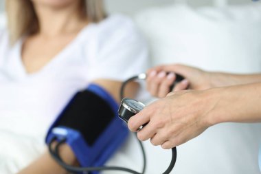 Doktor basıncı bir tonometreyle ölçer..