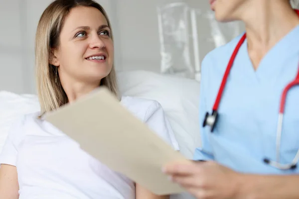 El médico se comunica con el paciente en el hospital — Foto de Stock