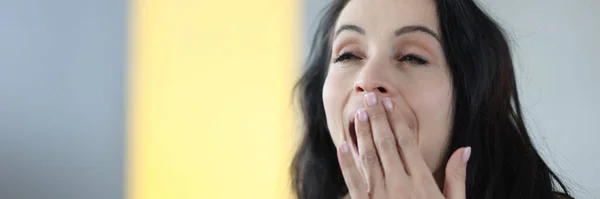 Portret van jonge geeuwen brunette vrouw thuis — Stockfoto