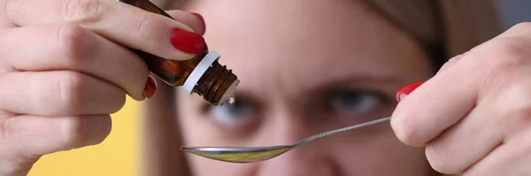 Mujer goteo gotas de la botella de medicina primer plano — Foto de Stock