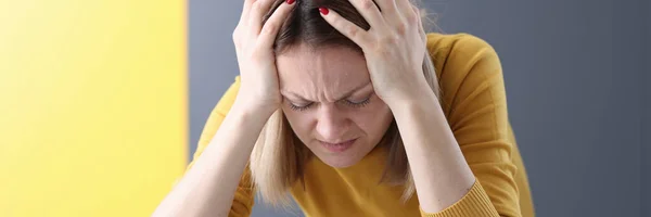 Triste femme tenant la tête et comptant l'argent — Photo