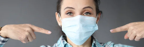 Retrato de mujer en máscara médica protectora —  Fotos de Stock