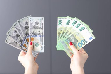 Kadın elleri dolar ve avroyla yelpazeyi tutuyor