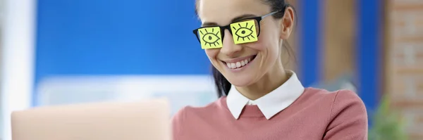 Pegatinas pegadas a las gafas de mujer. Los ojos dibujan en un pedazo de papel — Foto de Stock