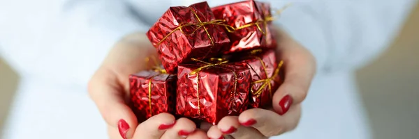 Cajas de regalo rojas en las manos femeninas de cerca —  Fotos de Stock