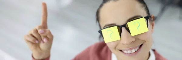 Mujer tiene pegatinas de colores con signo de interrogación en sus gafas —  Fotos de Stock