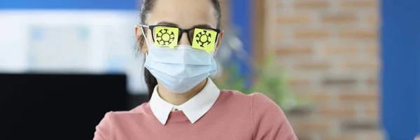 医療用保護マスクや眼鏡のステッカーのビジネス女性の肖像 — ストック写真