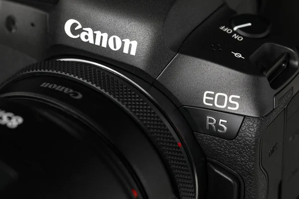 全新的无镜像数码相机佳能r5特写 — 图库照片
