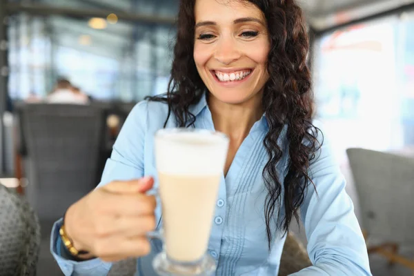 Portrait of businesswoman having coffee break in restaurant — Stock Photo, Image