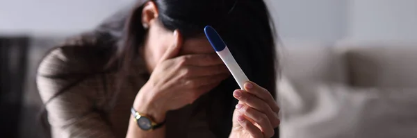 Donna triste che tiene in mano il test di gravidanza — Foto Stock