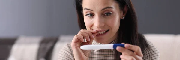 Verrast vrouw op zoek naar zwangerschap test close-up — Stockfoto