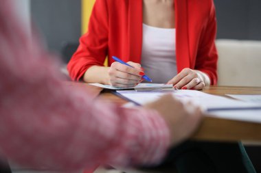 Kadın, ticari iş göstergeleriyle birlikte çalışma masasını devrediyor.