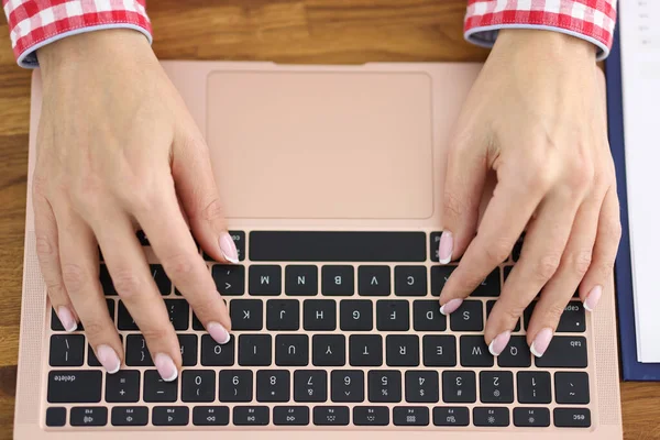 Kobiece ręce wpisują na klawiaturze laptopa. — Zdjęcie stockowe