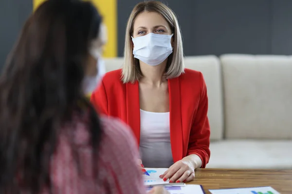 Tıbbi koruyucu maskeli kadınlar ofiste iletişim kurarlar.. — Stok fotoğraf