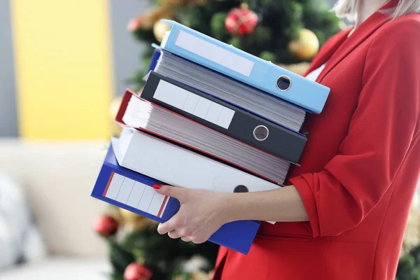 Mujer está sosteniendo pesada pila de carpetas con documentos. — Foto de Stock