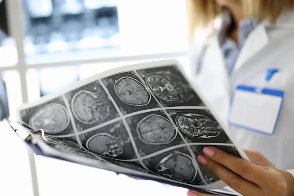 Lékaři drží rentgen na operačním sále.. — Stock fotografie