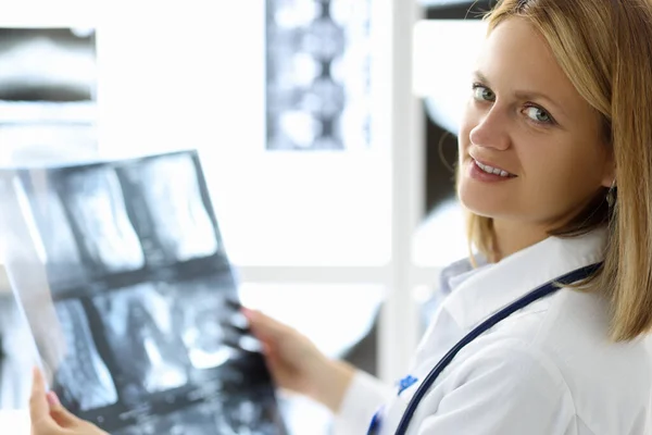 Retrato del doctor sosteniendo una radiografía en el consultorio médico. —  Fotos de Stock