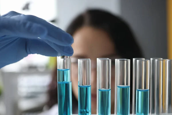 Tubos de ensaio químicos com líquido azul em laboratório — Fotografia de Stock