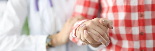 Médecin en gants de caoutchouc tenant la seringue avec le médicament gros plan — Photo