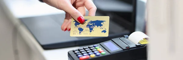 Vrouwelijke hand houden credit bank kaart in de buurt pos terminal closeup — Stockfoto